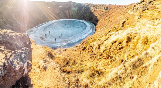 ケリズクレーター巨大な静かな火山のクレーターは、ゴールデンサークル道路に沿ってアイスランドの硬い氷の湖になります