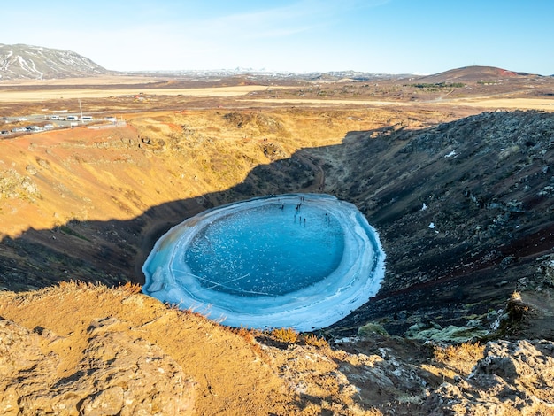 Kerid-krater enorme stille vulkanische krater in het winterseizoen wordt een hardijsmeer in IJsland