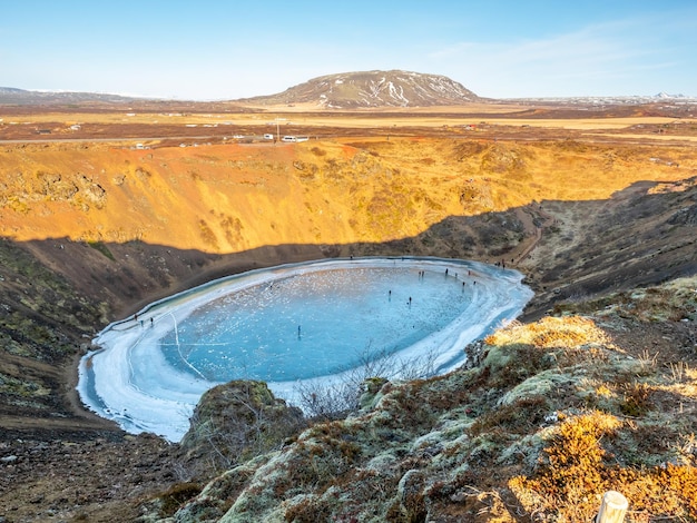 Kerid-krater enorme stille vulkanische krater wordt een hard ijsmeer in IJsland langs de gouden cirkelweg