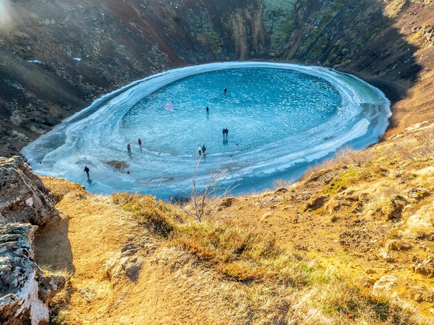 Kerid-krater enorme stille vulkanische krater wordt een hard ijsmeer in IJsland langs de gouden cirkelweg