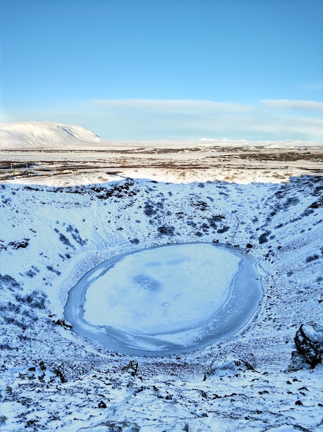 사진 멸종 화산 분화구에서 겨울에 얼어 붙은 kerid 호수. 겨울에 놀라운 아이슬란드 풍경