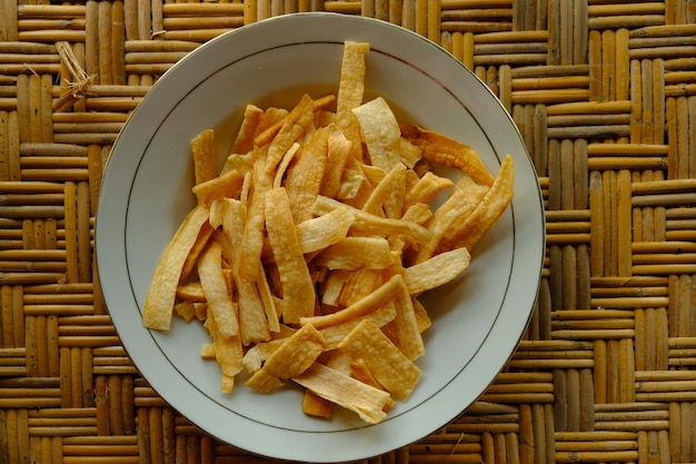keripik singkong. cassave chips. gemaakt van gefrituurde gekruide cassave. in keramische plaat. Indonesië.