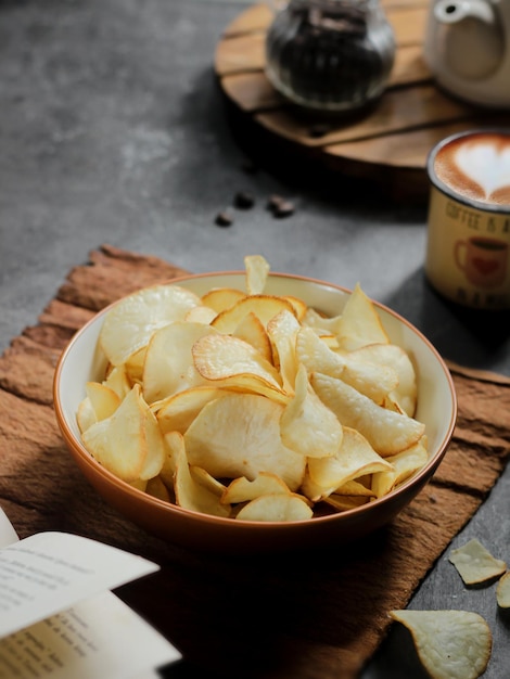 Keripik singkong. Cassavechips of tapiocachips is een traditionele snack uit Java, gemaakt van cassave