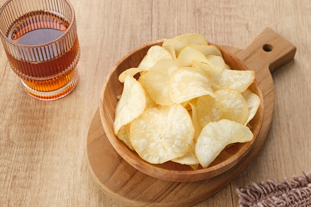 Keripik Singkong of Cassave Chips Indonesische traditionele snack geserveerd in kom