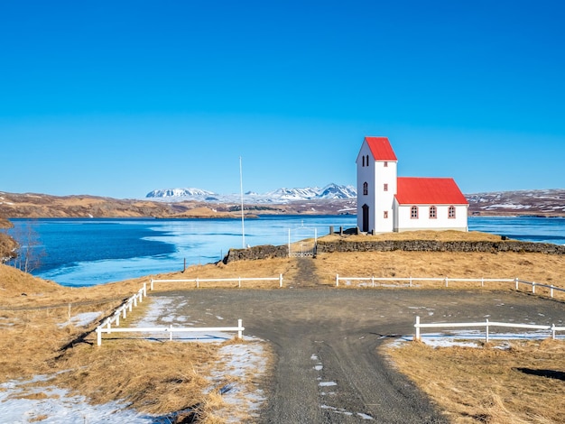 Kerk aan het meer ulfljotsvatn, bekend als ulfljotsvatnskirkja, is een prachtig uitzichtpunt in ijsland