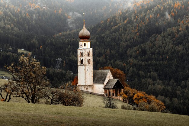 Kerk bij het bos in Italië