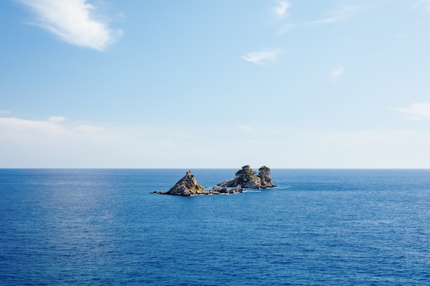 Kerk dichtbij Petrovac-stad in Montenegro in Adriatische overzees