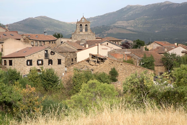 Kerk en dorp van Horcajuelo de la Sierra, Madrid, Spanje