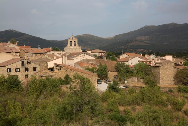 Kerk en dorp van Horcajuelo de la Sierra, Madrid, Spanje