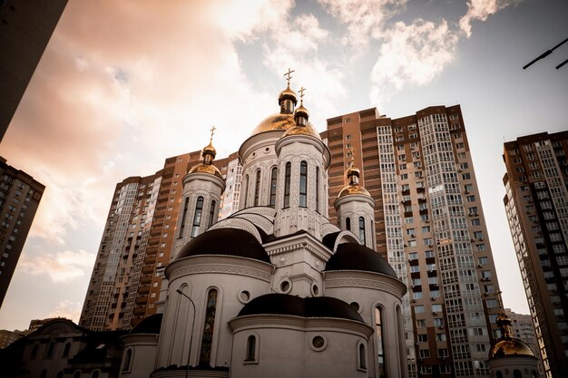 Kerk in de stad gelegen in Kyiv onderste uitzicht op moderne kerk met wolkenkrabbers op de achtergrond district