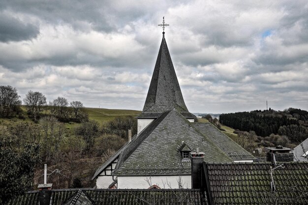 Foto kerk in de stad tegen bewolkte lucht