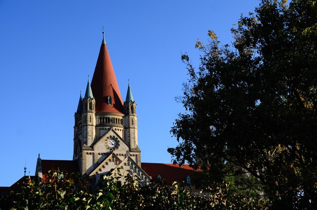 Kerk met bomen