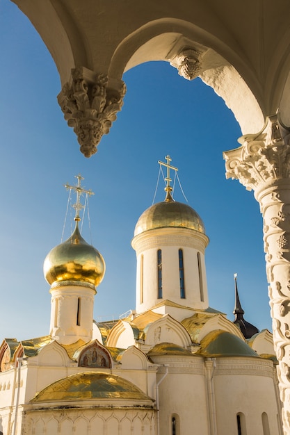 Kerk met gouden koepels christelijke kerk