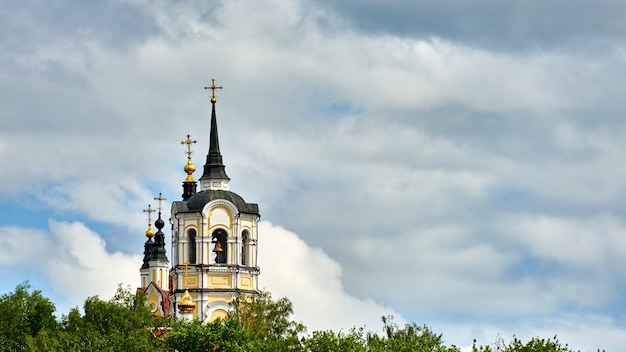 Kerk op bewolkte hemelachtergrond. Tomsk Rusland