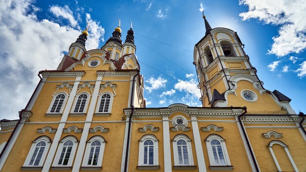 Kerk op bewolkte hemelachtergrond. Tomsk Rusland