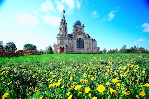 kerk op het platteland zomer landschap rusland