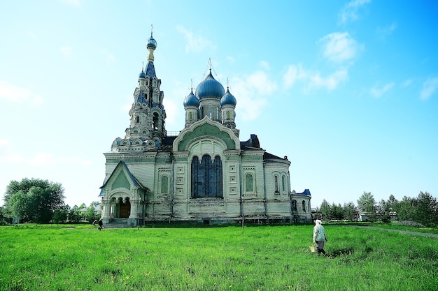 kerk op het platteland zomer landschap rusland