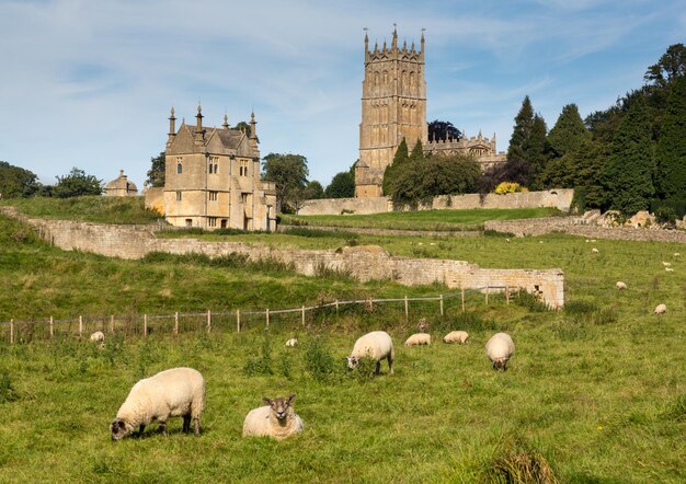 Kerk St James over weide in Chipping Campden