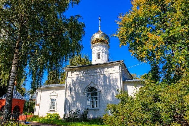 Kerk van de Heilige Martelaren Guriy Samon en Aviv in het dorp Karacharovo in de buurt van Murom Rusland