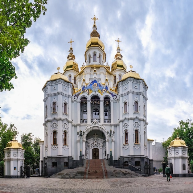 Kerk van de heilige mirre-dragende vrouwen in kharkiv, oekraïne op een zonnige dag