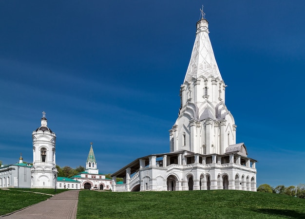 Kerk van de Hemelvaart en een zelfstandige klokkentoren in Kolomenskoye-park (voormalig koninklijk landgoed), Moskou, Rusland. UNESCO werelderfgoed.