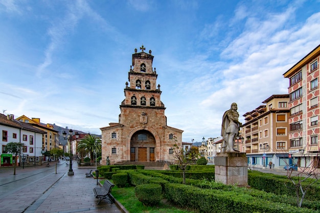 Kerk van de Hemelvaart van Cangas de Onis en standbeeld van Don Pelayo Asturias