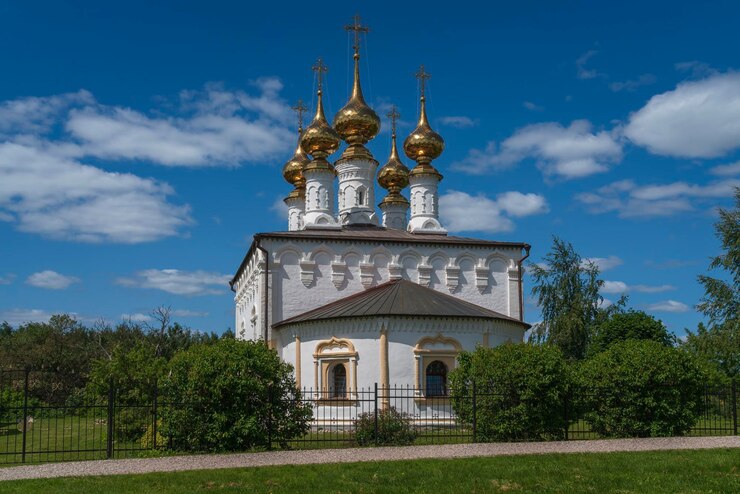 Kerk van de Ingang van de Heer naar Jeruzalem Ingang op een zomerdag Suzdal Vladimir regio Rusland