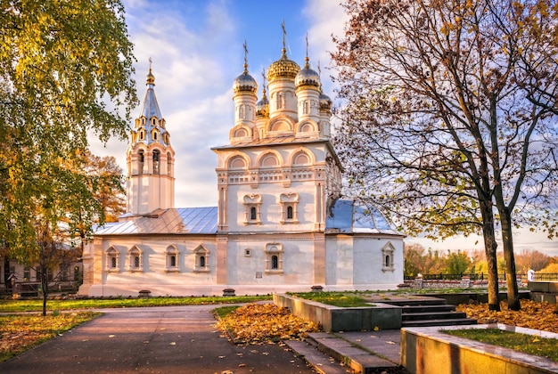 Kerk van de Verlosser op Yar in het avondlicht Ryazan