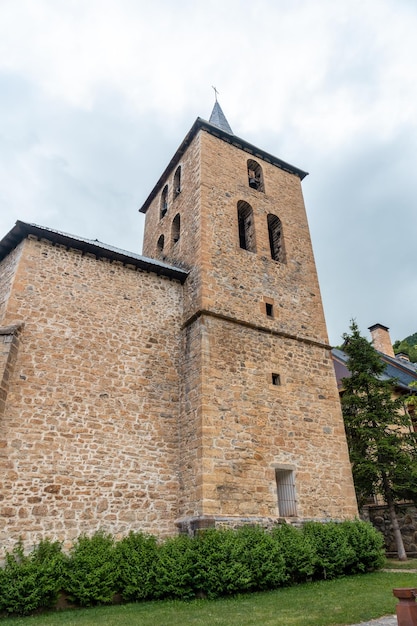 Kerk van het traditionele bergdorp panticosa in de pyreneeën huesca spanje