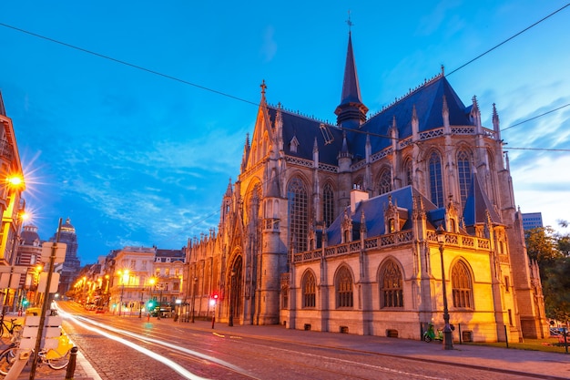 Kerk van onze gezegende vrouwe van de sabel bij zonsondergang brussel belgië