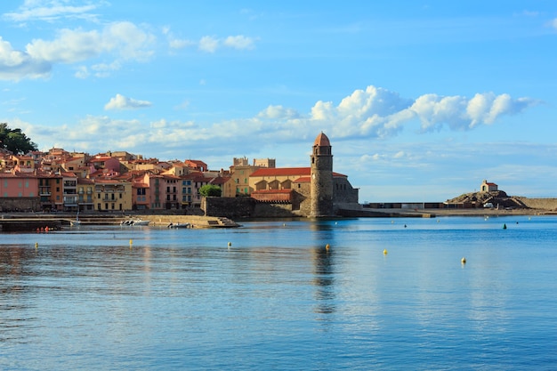 Kerk van onze lieve vrouw van de engelen (Notre-Dame-des-Anges) zomeravond weergave, Collioure, Frankrijk. Gebouwd tussen 1684 en 1691. Volkeren onherkenbaar