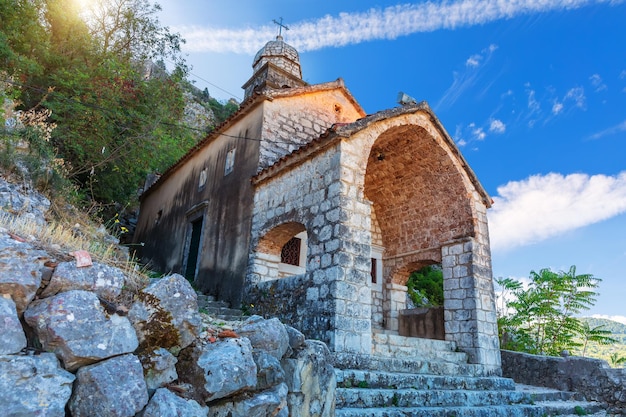Foto kerk van onze-lieve-vrouw van remedies in het fort van kotor montenegro