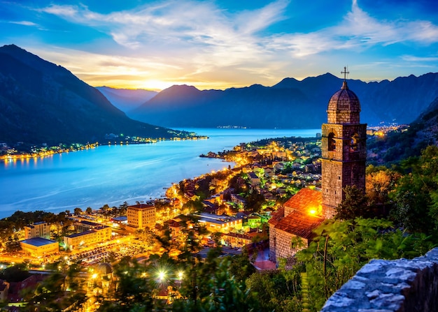 Kerk van Onze-Lieve-Vrouw van Remedy in Kotor bij zonsondergang