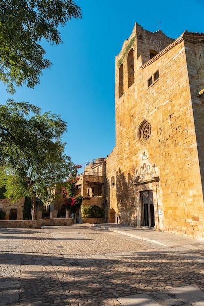 Kerk van Pals middeleeuws dorp, straten van het historische centrum bij zonsondergang, Girona aan de Costa Brava van Catalonië in de Middellandse Zee