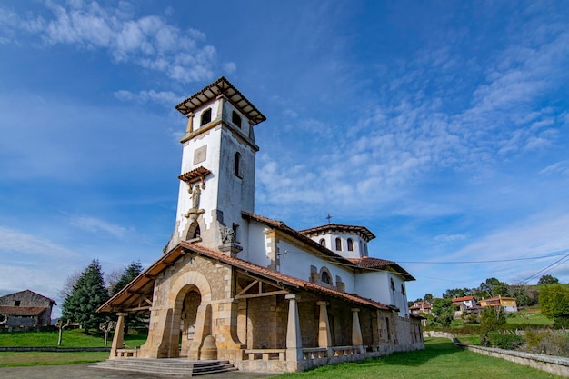 Kerk van San Juan de Duz in de stad Colunga Asturias