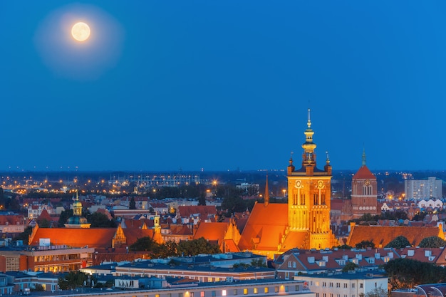 Kerk van Sint Catherine 's nachts, Gdansk, Polen