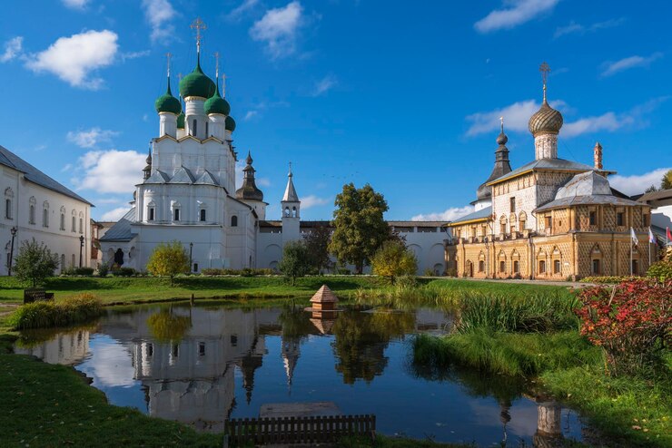 Kerk van St. John de Theoloog en Kerk van Hodegetria Rostov Kremlin Rostov Veliky Rusland