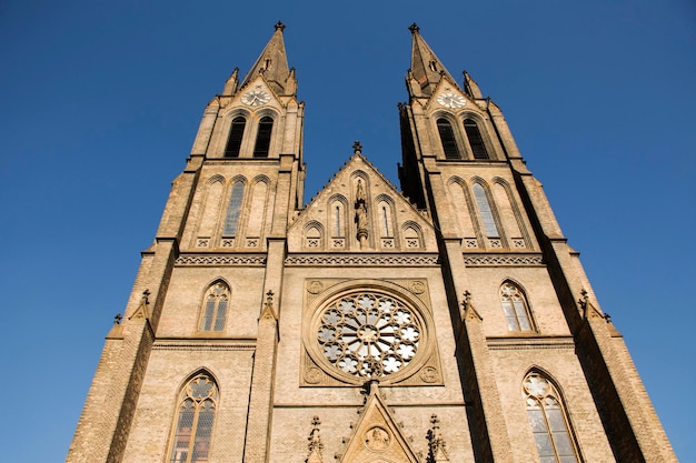 Kerk van St. Ludmila voor Tsjechische mensen en buitenlandse reizigers bezoeken en bidden op namesti miru of Peace Square in Praag, Tsjechië