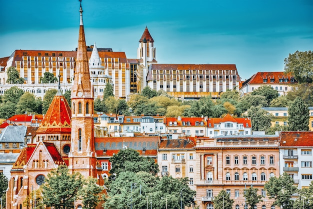 Kerk van St. Matthias, Vissersbastion, Calvinistische Kerk met uitzicht op de Donau. Budapest, Hongarije.