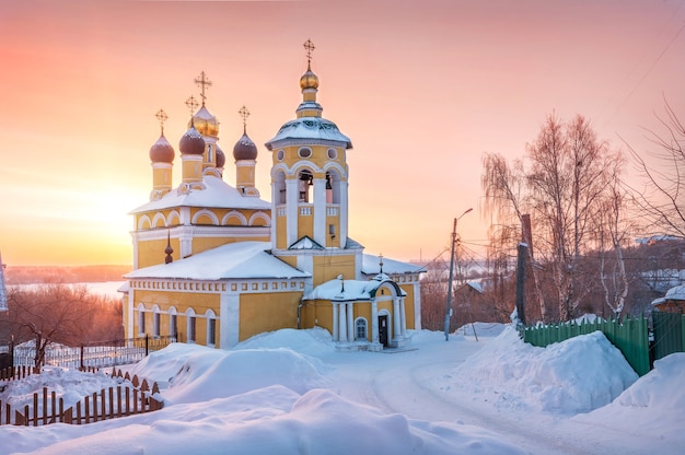 Kerk van St. Nicholas Naberezhny op een winter besneeuwde zonnige ochtend