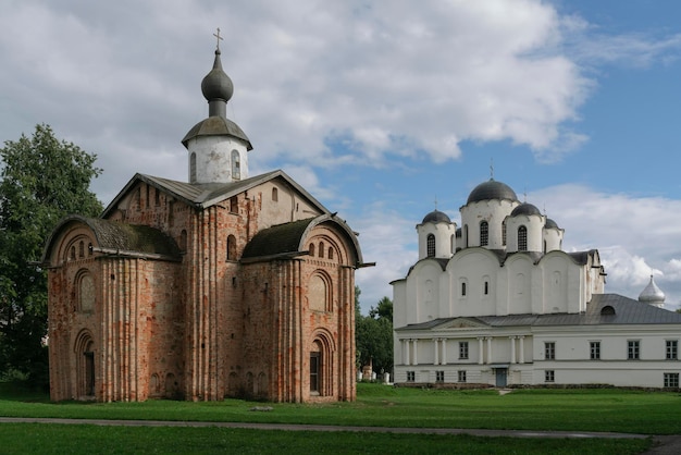 Kerk van St Paraskevi Pyatnitsy na Torgu en NikoloDvorishchensky kathedraal Veliky Novgorod Rusland