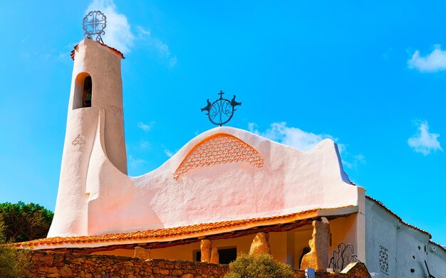 Kerk van Stella Maris in Porto Cervo op het eiland Sardinië in Italië in de zomer. Kathedraal Uitzicht op de Sardijnse stad in Sardegna. provincie Olbia. Gemengde media.
