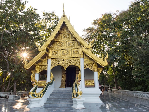 Kerk van Thaise tempel met zonnestraal