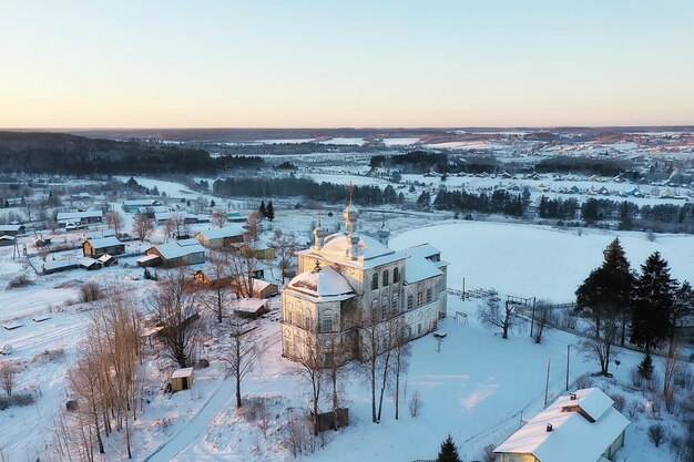 kerk winter drone, tempel buiten kerstvakantie bekijken