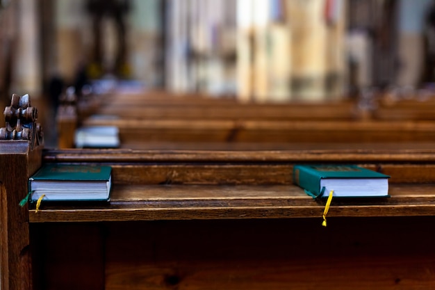 kerkbanken in de kerk voor gebed