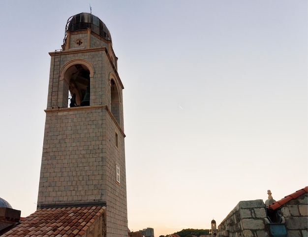 Kerkbelfort in de oude stad met in Dubrovnik, Kroatië