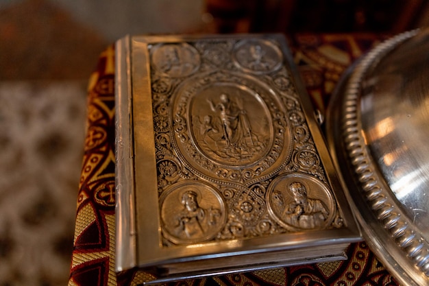 Kerkbijbel met een metalen deksel op de tafel van de priester