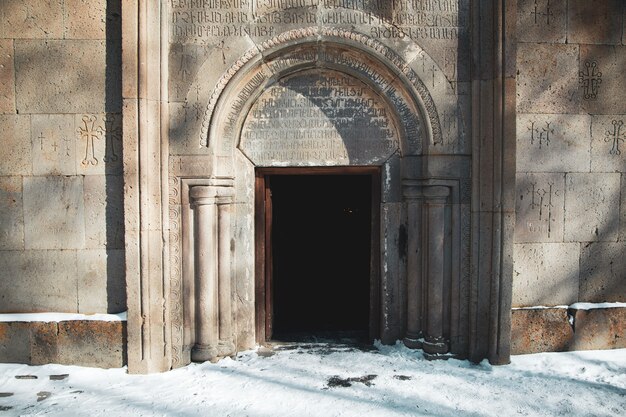 Kerkdeur met sneeuw