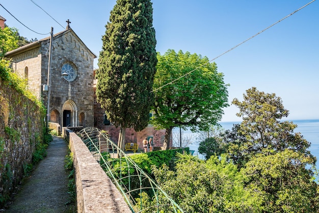 Kerkje op het voorgebergte van Portofino