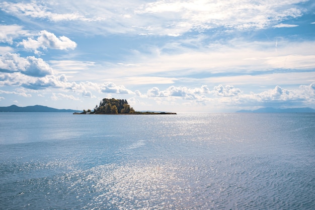 Kerkyra groene baai met kristalhelder water, grote stenen op het eiland corfu, griekenland. mooi landschap van ionische zee strand. zonnig weer, blauwe lucht.